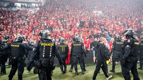 Skandál na fotbale: Derby Slavia - Sparta skončilo ostudou, fanoušci vtrhli na hřiště (9.5.2026)