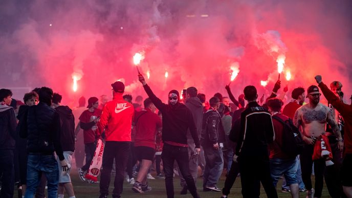 Skandál na fotbale: Derby Slavia - Sparta skončilo ostudou, fanoušci vtrhli na hřiště (9.5.2026) Skandál na fotbale: Derby Slavia - Sparta skončilo ostudou, fanoušci vtrhli na hřiště (9.5.2026)