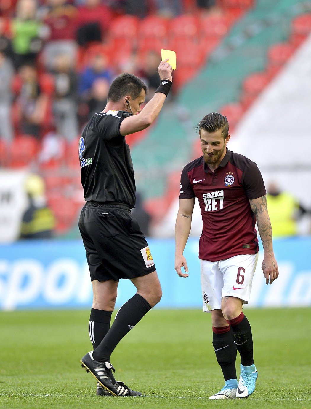 Rozhodčí Pavel Franěk dává v derby žlutou kartu Lukáši Váchovi