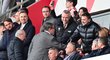 Europoslanec Alexandr Vondra se na tribuně vítá s majitelem Slavie Pavlem Tykačem. Europoslanec Alexandr Vondra se na tribuně vítá s majitelem Slavie Pavlem Tykačem.