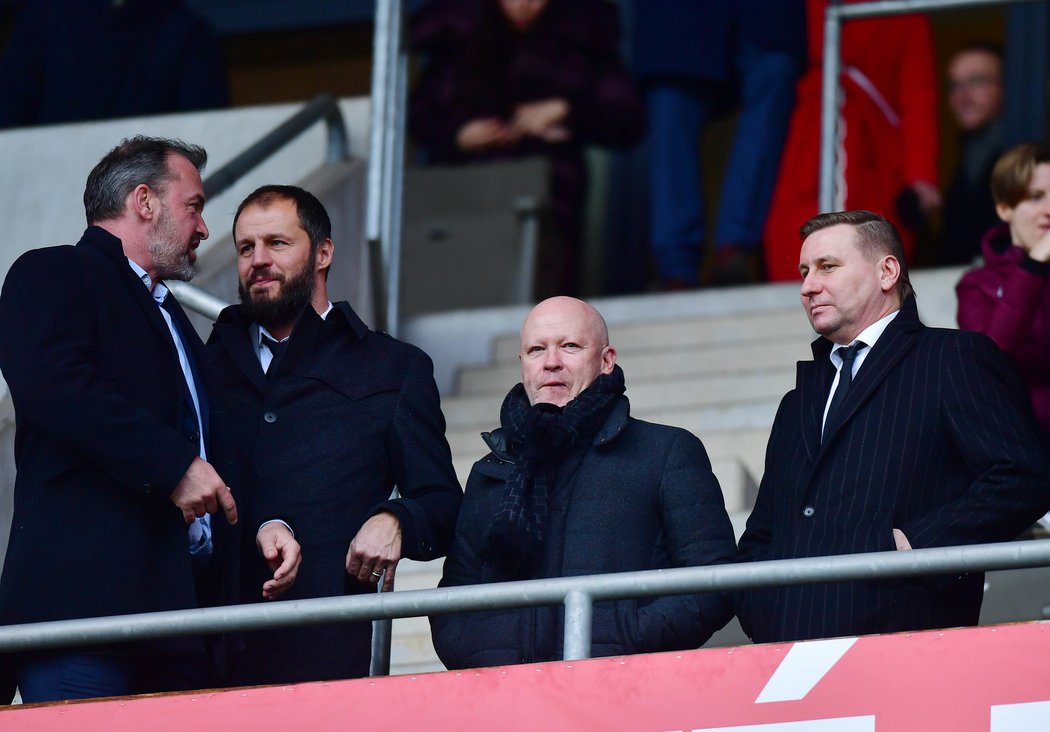 Legendy Sparty na tribuně Slavie; zleva Jaromír Blažek, Vratislav Lokvenc, Martin Hašek a Horst Siegl