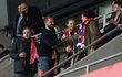 Sparťan Libor Bouček se na tribuně zdraví se slávistickou rodinou Davida a Jakuba Prachařových. Zcela vlevo herec Ondřej Pavelka. Sparťan Libor Bouček se na tribuně zdraví se slávistickou rodinou Davida a Jakuba Prachařových. Zcela vlevo herec Ondřej Pavelka.