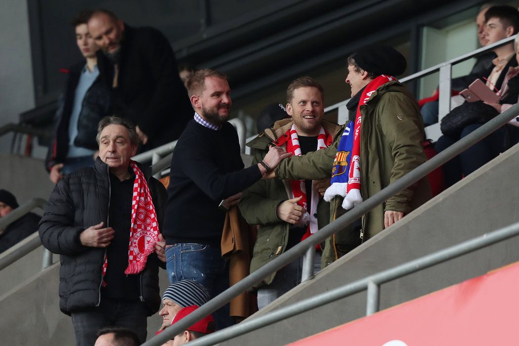 Sparťan Libor Bouček se na tribuně zdraví se slávistickou rodinou Davida a Jakuba Prachařových. Zcela vlevo herec Ondřej Pavelka.