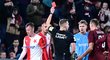 Vlček namazal Spartě na gól a pak se od arbitra Všetečky nechal vyloučit. Vlček namazal Spartě na gól a pak se od arbitra Všetečky nechal vyloučit.