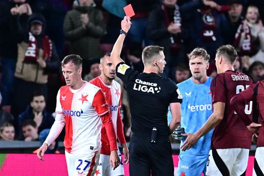 Vlček namazal Spartě na gól a pak se od arbitra Všetečky nechal vyloučit. Vlček namazal Spartě na gól a pak se od arbitra Všetečky nechal vyloučit.