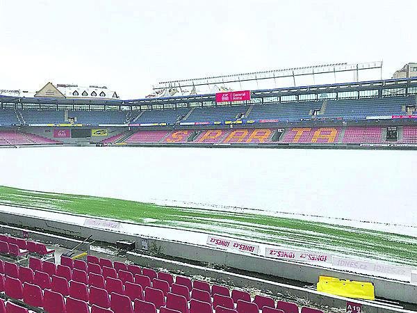 Ještě dopoledne byl stadion Sparty pod sněhem.