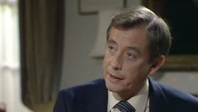 Derek Fowlds v seriálu Jistě, pane ministře