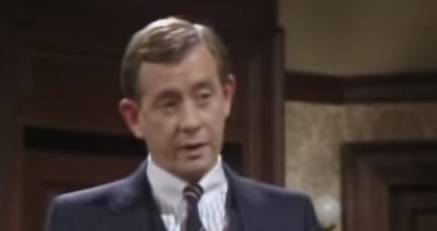 Derek Fowlds v seriálu Jistě, pane ministře