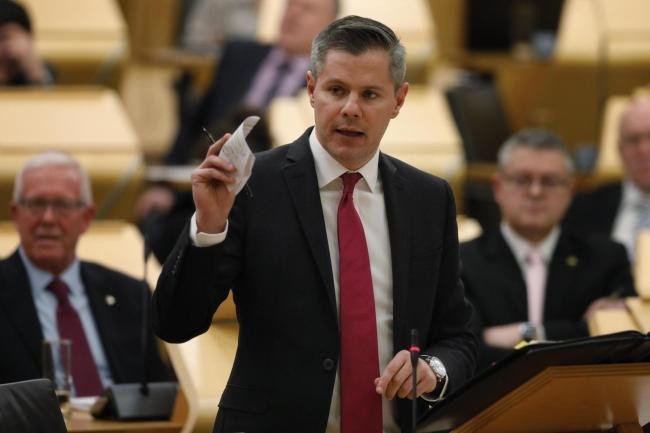 Skotský ministr financí rezignoval, dopisoval si s šestnáctiletým chlapcem
