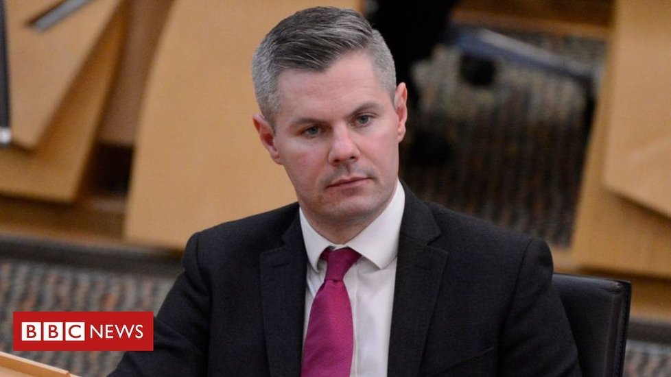 Skotský ministr financí rezignoval, dopisoval si s šestnáctiletým chlapcem