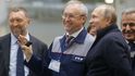 Ruský miliardář Oleg Děripaska (vlevo na obrázku s prezidentem Vladimirem Putinem) vyzývá k co nejrychlejšímu uzavření míru.