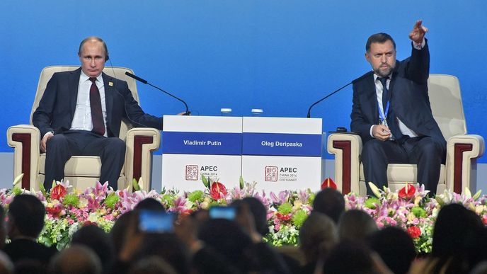 Ruský miliardář Oleg Děripaska (na obrázku s prezidentem Vladimirem Putinem) vyzývá k co nejrychlejšímu uzavření míru.