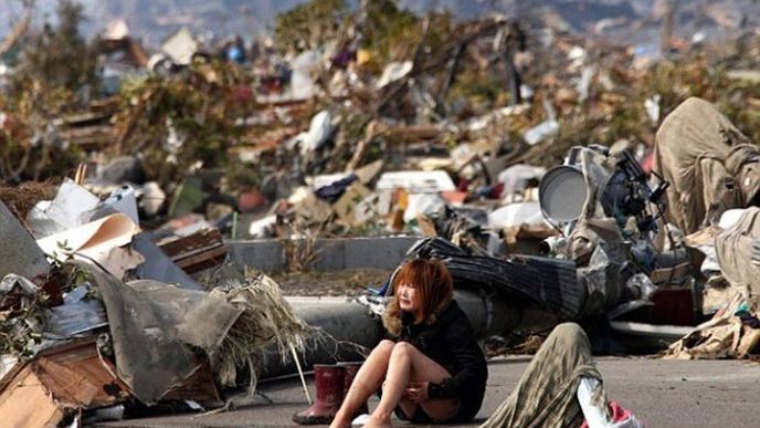 2011 - Mladá dívka oplakává dům, zničený při tsunami v Japonsku