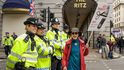 Desetitisíce Britů v Londýně protestovaly proti vládním škrtům