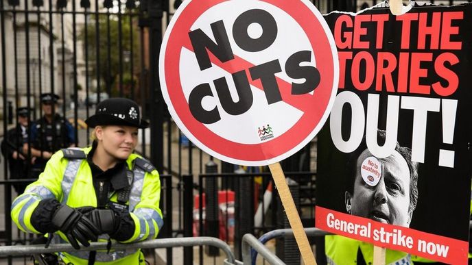 Desetitisíce Britů v Londýně protestovaly proti vládním škrtům