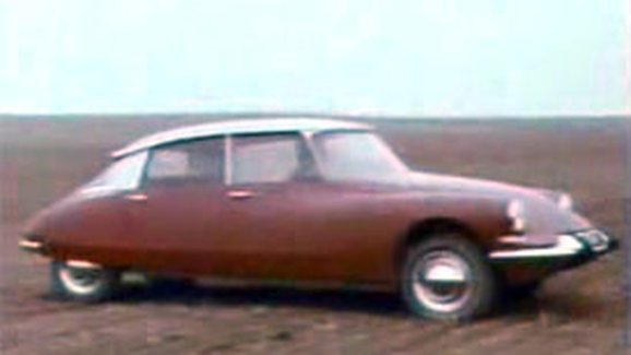 Video: Citroën DS – Dobová ukázka schopností podvozku