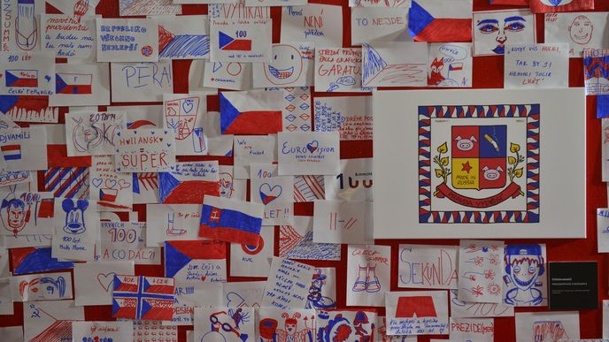 V neděli odpoledne už na stagi Reflexu viselo minimálně pět set návrhů státních vlajek, nakreslených často dětskýma rukama
