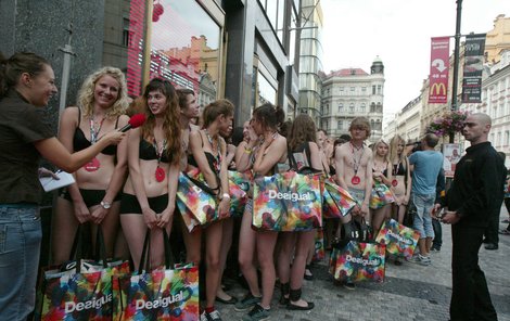 Především děvčata si vystála frontu na oblečení zdarma.