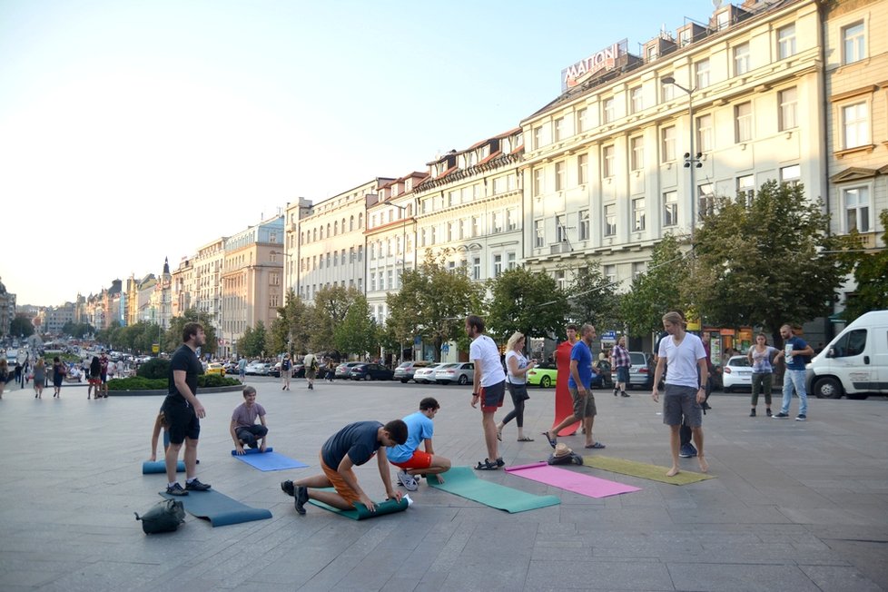 Cvičit jógu můžete kdekoliv. Třeba na Václavském náměstí.