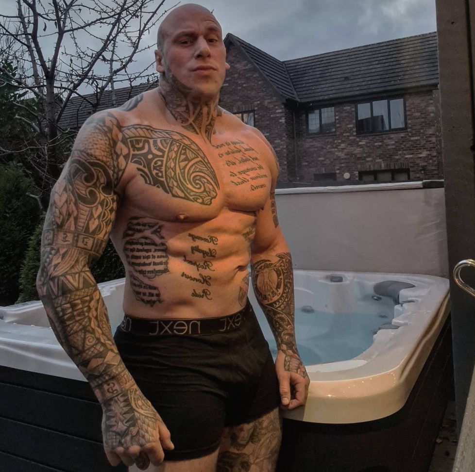 Kulturista, herec a nyní i boxer Martyn Ford. Přezdívá se mu „nejděsivější muž světa“, ale on na svém vzhledu vydělal jmění.