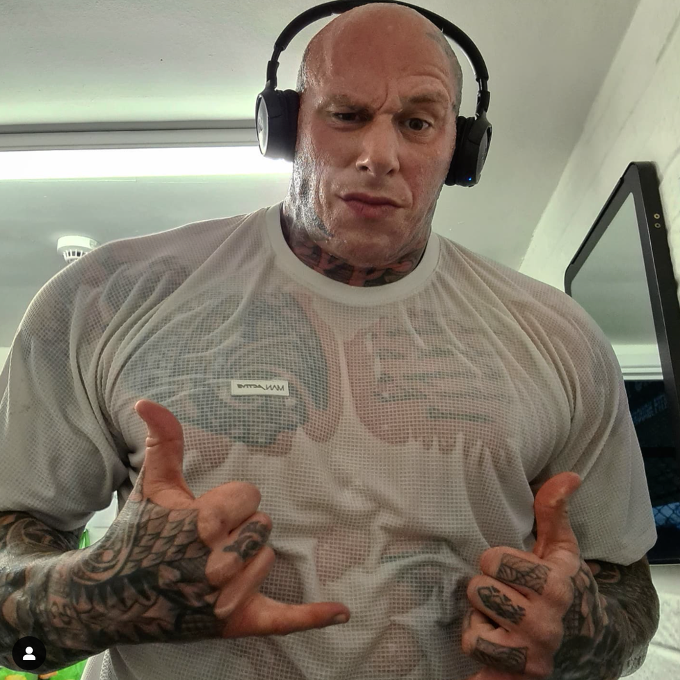 Kulturista, herec a nyní i boxer Martyn Ford. Přezdívá se mu „nejděsivější muž světa“, ale on na svém vzhledu vydělal jmění.