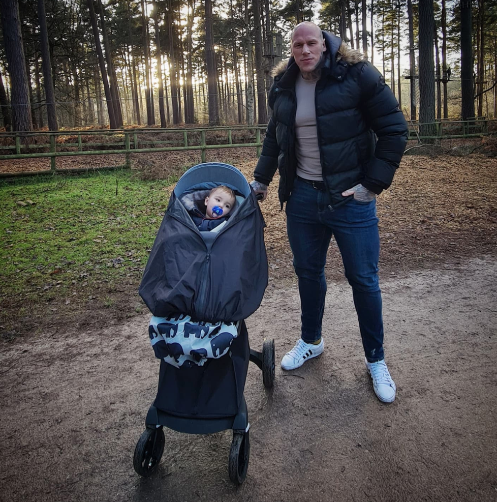 Kulturista, herec a nyní i boxer Martyn Ford. Přezdívá se mu „nejděsivější muž světa“, ale on na svém vzhledu vydělal jmění.