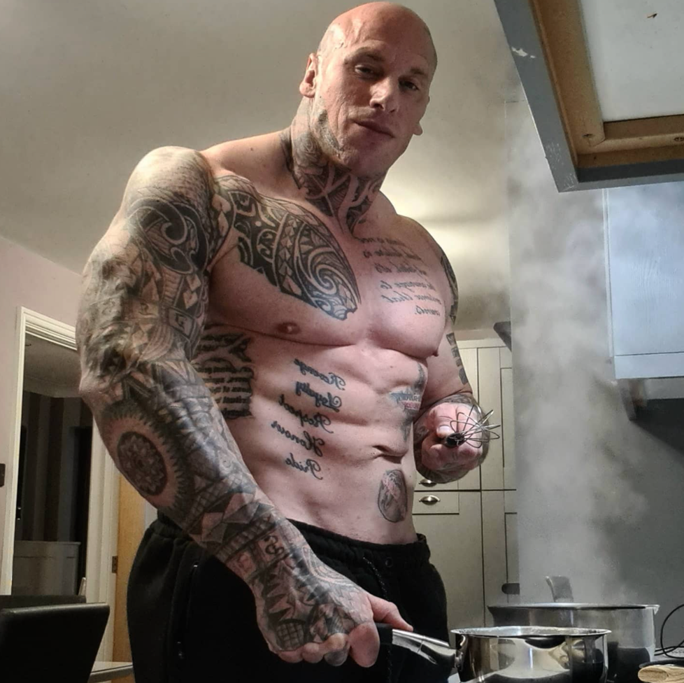 Kulturista, herec a nyní i boxer Martyn Ford. Přezdívá se mu „nejděsivější muž světa“, ale on na svém vzhledu vydělal jmění.