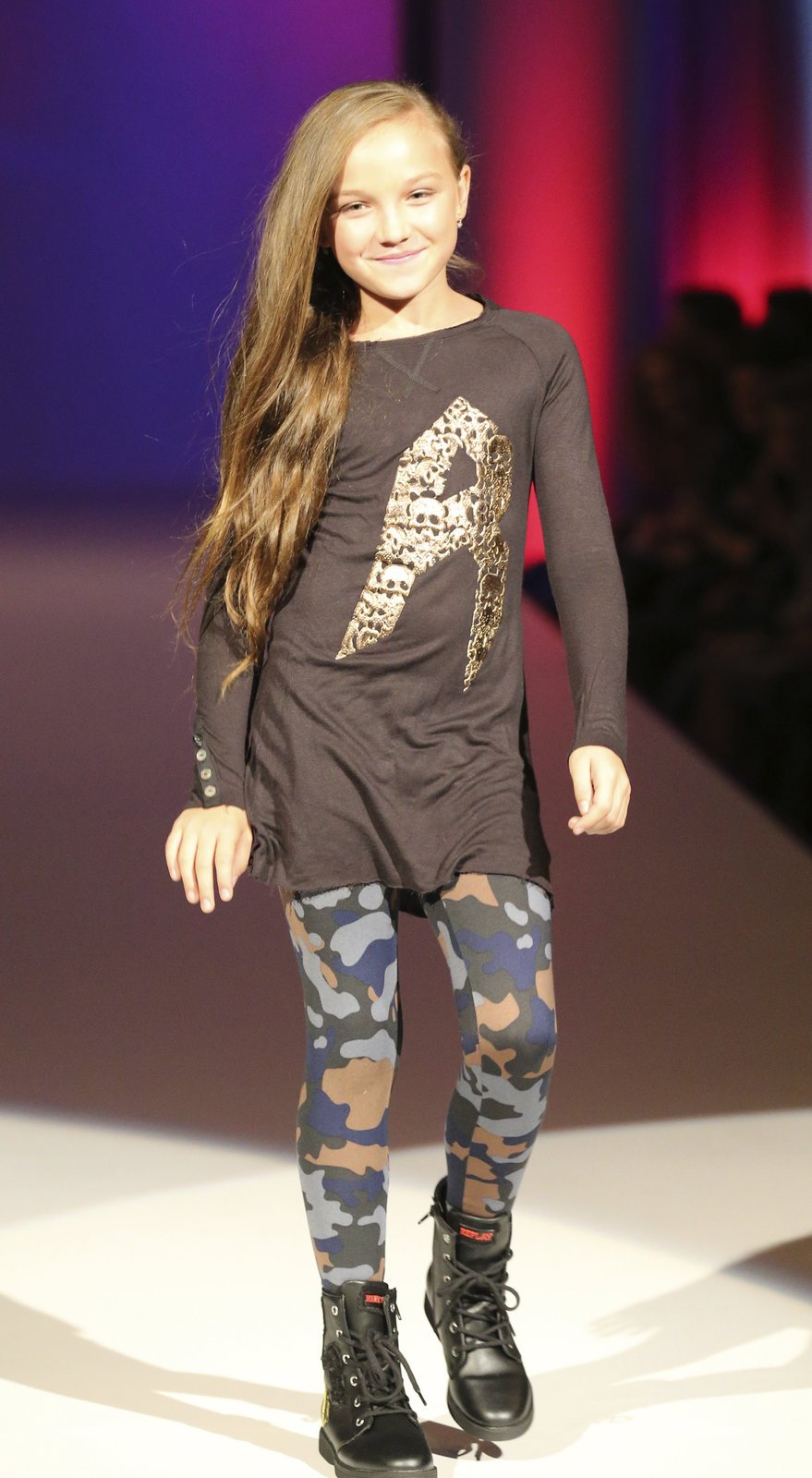Dcera Tomáše Ujfalušiho kráčela po mole jako pravá modelka.