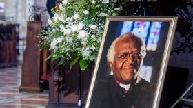 Desmond Tutu obdržel Nobelovu cenu míru za boj s apartheidem.