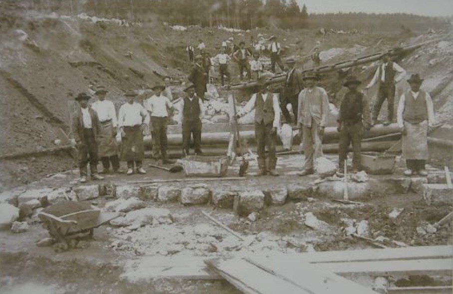Dělníci na stavbě přehrady