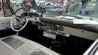 Firesweep měl rychloměr s vodorovnou stupnicí před volantem a rádio uprostřed palubní desky. Firesweep měl rychloměr s vodorovnou stupnicí před volantem a rádio uprostřed palubní desky.