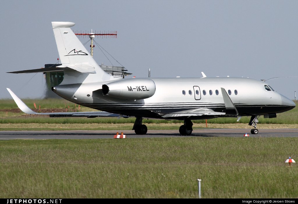 Letounem Dessault Falcon 2000LX, které si pořídil za 500 milionů korun, přiletěl Michael do Prahy.