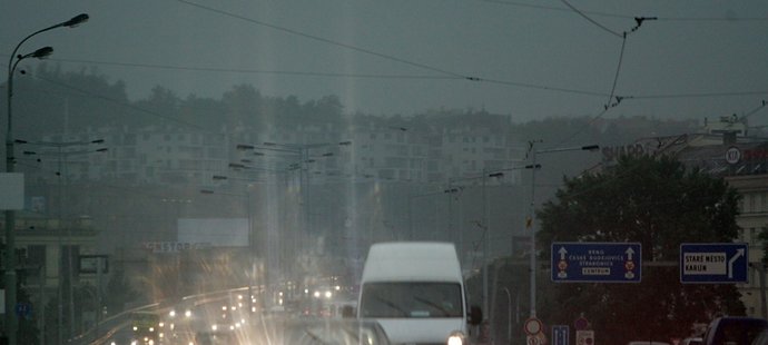 Silný déšť zasáhl Prahu ve středu dopoledne kolem půl deváté ráno.