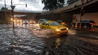 Časté deště v důsledku klimatických změn ničí ekonomiku bohatých zemí 