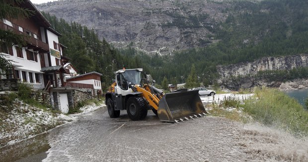 Deště zastavily devatenáctou etapu Tour de France (26. 7. 2019).