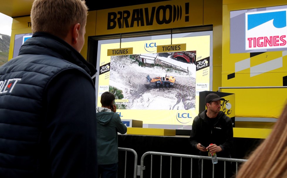 Devatenáctá etapa Tour de France byla přerušena kvůli bouřce s krupobitím (26. 7. 2019).