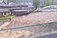 Rozzuřené Labe se valí Špindlem, ukazuje video. Starosta radí návštěvníkům: Opusťte město!