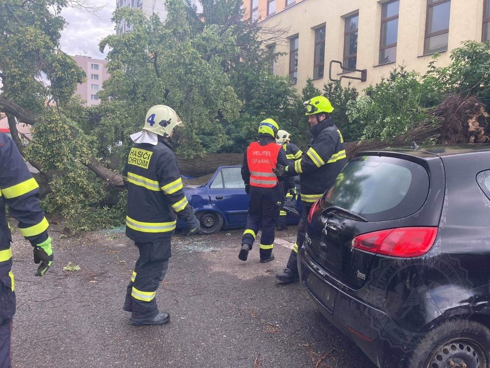 V Pardubickém kraji měli hasiči v 11 případech výjezdy na popadané stromy, nejhůře dopadl zaparkovaný vůz v Chrudimi. V dalších 10 případech hasiči čerpali vodu, řešili propadlou vozovku pod autem.