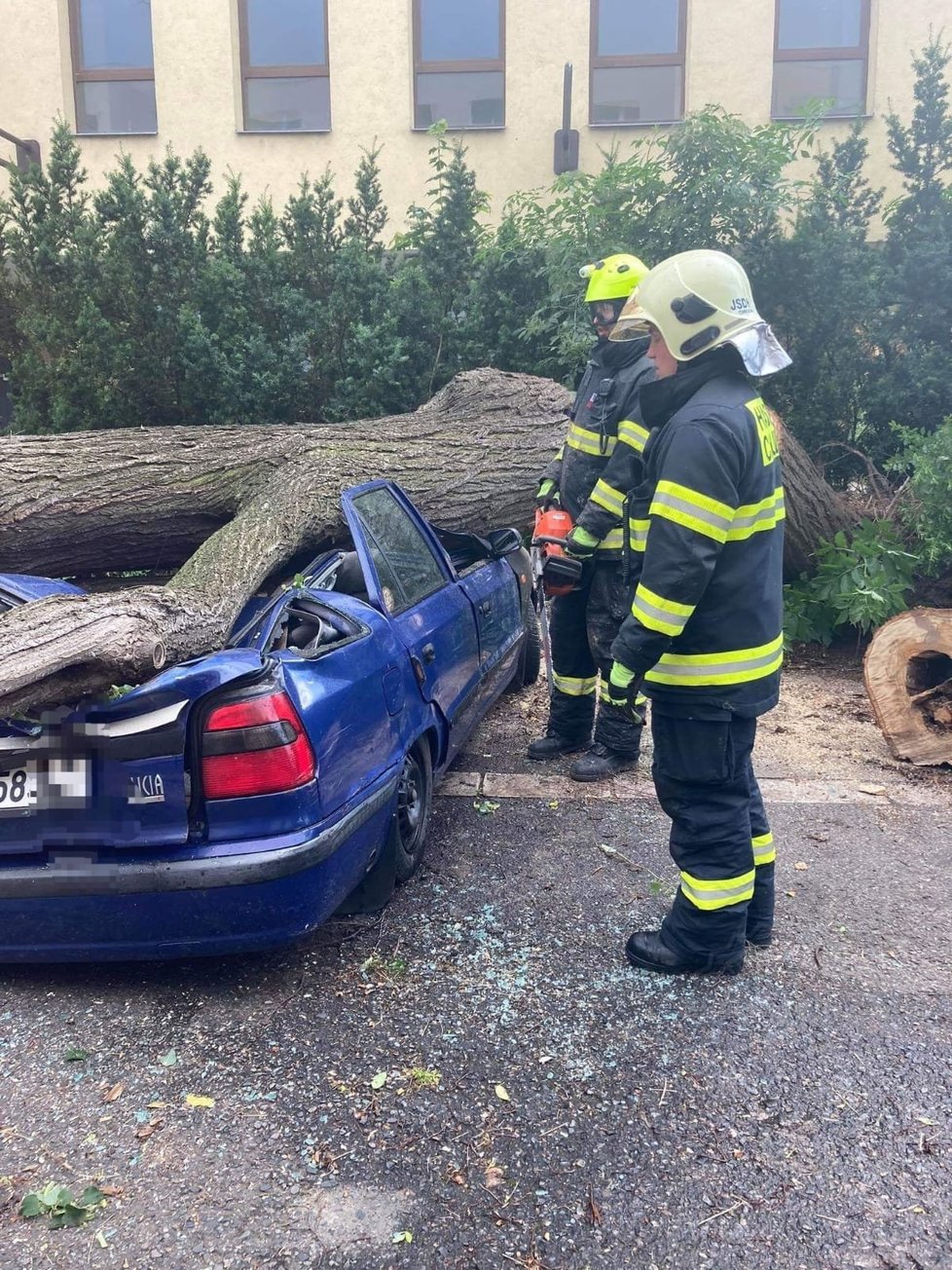 V Pardubickém kraji měli hasiči v 11 případech výjezdy na popadané stromy, nejhůře dopadl zaparkovaný vůz v Chrudimi. V dalších 10 případech hasiči čerpali vodu, řešili propadlou vozovku pod autem 