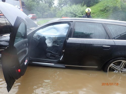 V podjezdu ve Frýdlantu nad Ostravicí se utvořila po lijáku taková laguna, že se v ní utopilo audi.