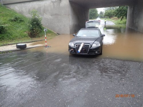 V podjezdu ve Frýdlantu nad Ostravicí se utvořila po lijáku taková laguna, že se v ní utopilo audi.