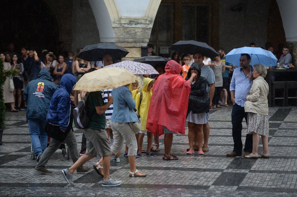 Během soboty bude počasí v Česku pod vlivem vlnící se studené fronty, která přinese srážky zejména na východ území a od severozápadu k nám bude proudit studený a vlhký vzduch. Potřebovat budeme deštníky a dlouhý rukáv.