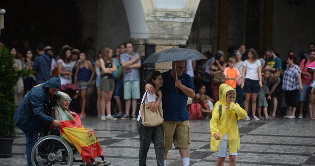 Obyvatele Prahy potrápil přívalový déšť.