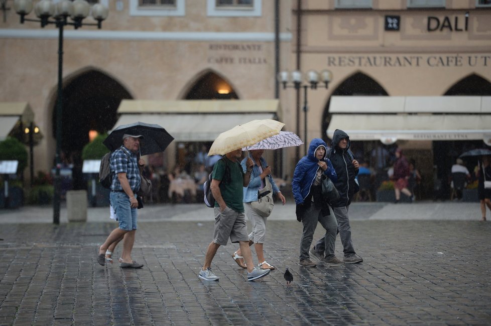 O víkendu se výrazně ochladí a bude vytrvale pršet.