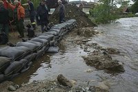 Lijáky zvedají hladiny řek, Labe hlásí hrozbu povodně. Řítí se i bouřky, sledujte radar