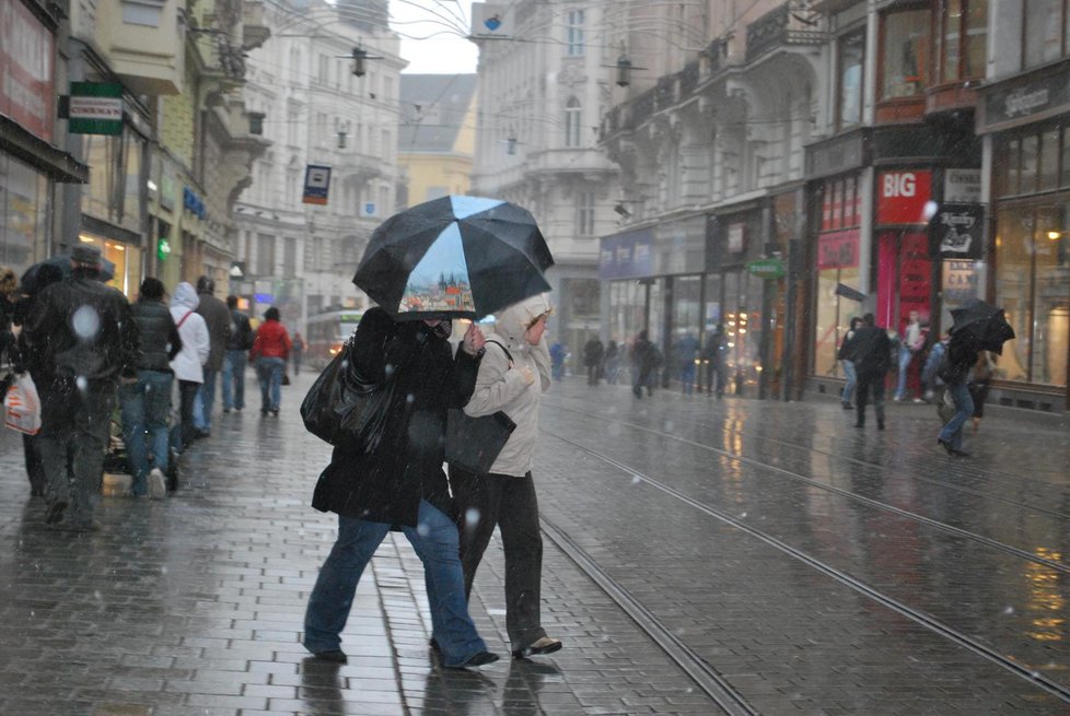 V noci přijde vichřice, přinese sníh a bouřky