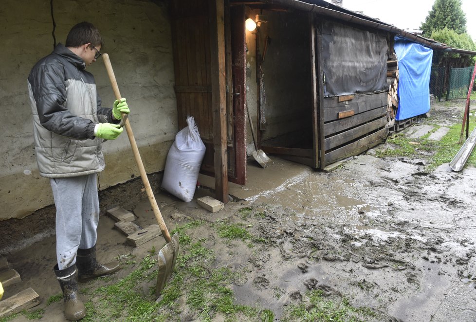 Holínky, rukavice, lopaty a sušičky. Obyvatele na Zlínsku čeká náročný den plný uklízení spouště po středečních povodních (23.5 2019)