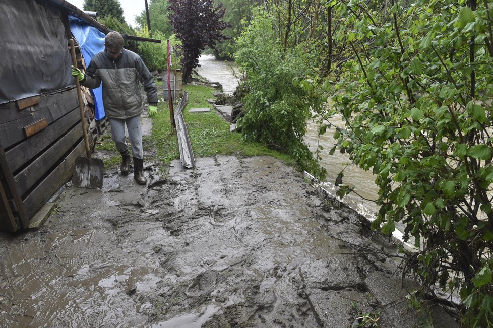 Holínky, rukavice, lopaty a sušičky. Obyvatele na Zlínsku čeká náročný den plný uklízení spouště po středečních povodních (23.5 2019)