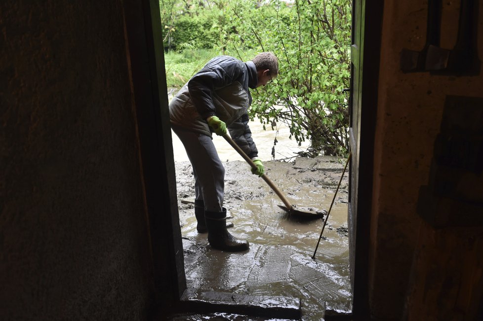 Holínky, rukavice, lopaty a sušičky. Obyvatele na Zlínsku čeká náročný den plný uklízení spouště po středečních povodních (23.5 2019)