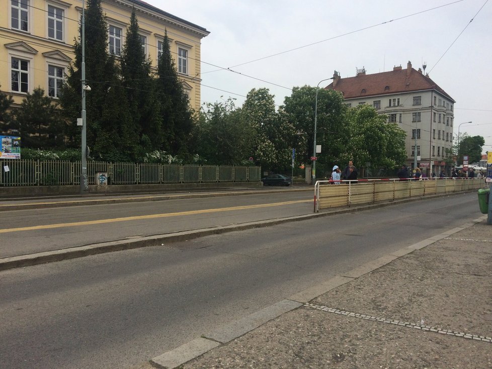 Na zastávce tramvaje Nádraží Holešovice není místo, kam se člověk může před deštěm schovat - jedině do metra.